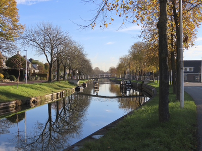 902729 Gezicht over de Leidsche Rijn, vanaf de Rijksstraatweg te De Meern (gemeente Utrecht) naar het oosten, met op de ...
